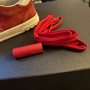 Valentino flycrew skosnören - Säljer dessa valentino flycrew skosnören för endast 399 och får dina skor att gå upp i värde och se sjukt mycke fräschare ut, helt helt nya