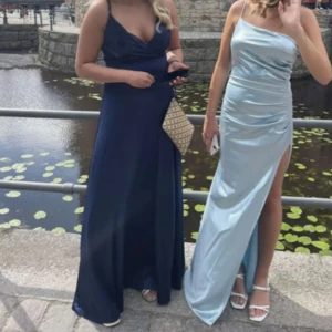 Balklänning  - Mörkblå balklänning med slit. Superfin klänning, men har köpt en annan jag gillar mer. Det enda tecken på användning som jag kan hitta är en liten reva (se sista bilden)💕