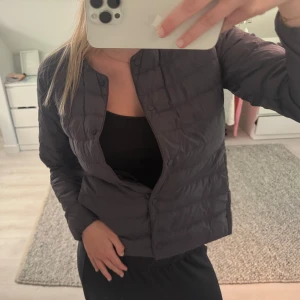 Mörkblå/lila vårjacka  - Säljer en jättefin vårjacka, använt 1 gång så den är som ny!!💕