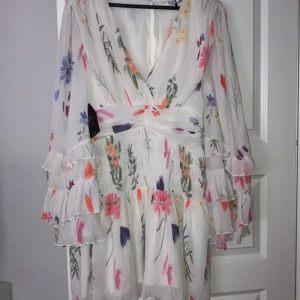 Sanna jörnvik x nakd klänning - Suuuuper fin sommarklänning från nakd helt ny med lappen kvar från Sanna jörnviks kollektion som inte finns några kvar på hemsidan! 🥰🤗