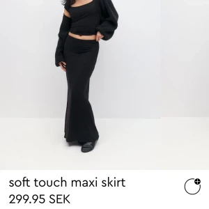 Svart maxi kjol - Säljer denna fina maxikjol då jag inte kände att jag passade i långa kjolar. Använd 1 gång. Skriv gärna om ni har frågor eller vill ha fler bilder🫶🏼🥰