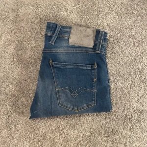 Replay anbass jeans - skick 9/10 | storlek W30L32 finns ej bild med dessa på | Mått midja:40cm Längd:103cm | modell ”Anbass” |