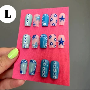 Press on nails - FÄRDIGT SET 💛 Press on nails (lösnaglar) i storlek L. Storleken anser bredden på dina naglar.m. Alla lösnaglar är handmålade av mig med gellack. Lim medföljer. Detta set är ett färdig set och kan alltså köpas direkt 🩷