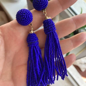 Blå pärlörhängen med fransar H&M - Aldrig använt, utan förpackning.