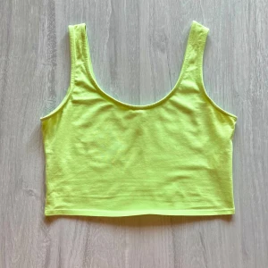 Ljusgul croppad linnetopp från House - Säljer en ljusgul croppad linnetopp från House. Toppen har breda axelband och rundad urringning, perfekt för varma dagar. Enkel och stilren design som är lätt att matcha med olika outfits.