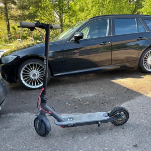 Elsparkcykel E-Wheels E2S V2 - Säljer en svart elsparkcykel av modellen E-Wheels E2S V2. Den har digital display på styret, robust ram och röda detaljer på kablarna. Perfekt för smidig transport i stan eller till skolan. Inga större fel förutom skärmen över bakdäcket. Köpt för ungefär 1,5 år sedan för 4000kr. Går i 30km/h. Skriv vid funderingar 