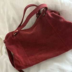 Röd väska - Röd väska från CIA Design UF drop 03💗