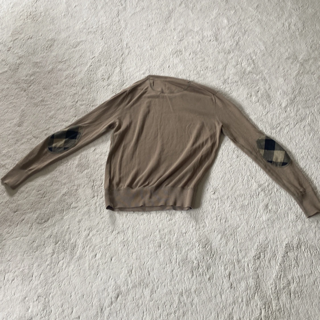 Beige tröja från Burberry med rutiga detaljer - 1