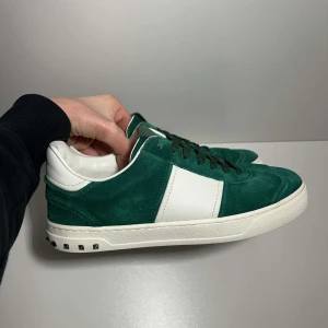 Valentino flycrews - Tjena, säljer dessa Valentino flycrews i Size 39 fitts 40/41 brand new 10/10 skick, helt nya snören medföljer, sellsynt cw som är svår att få tag på// hör av er vid eventuella funderingar 🍾🍾