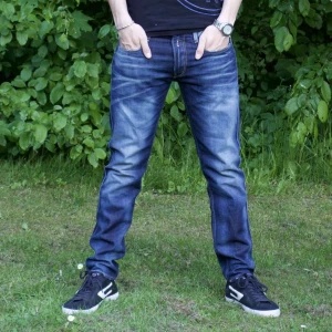 Replay Jeans - Säljer ett par klassiska blå Replay jeansbyxor med raka ben och snygg tvätt. Jeansen har normal kanske Slim passform, fem fickor och detaljerade sömmar på bakfickorna. Perfekta till vardags och passar till det mesta.