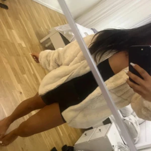 Beige teddyjacka  - Mysig beige teddyjacka. Finns band som man kan dra åt vid midjan för önskad passform. Oanvänd