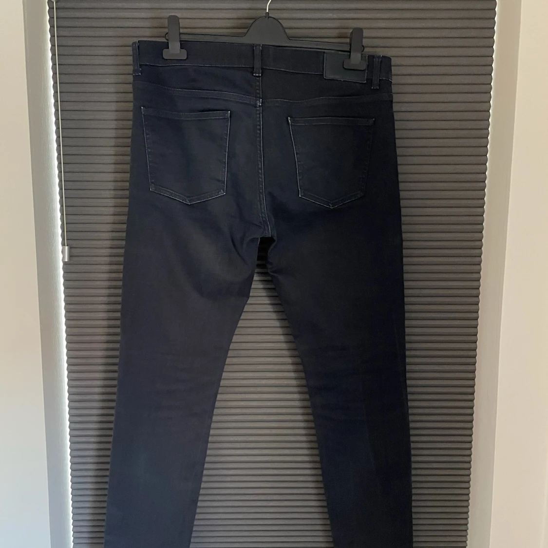 Marinblå  jeans från J.Lindeberg - 2