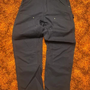 Blåa cargopants från Zara - Säljer ett par svarta cargopants från Zara med flera praktiska fickor och förstärkta knän. Byxorna har en rak passform och är tillverkade i ett slitstarkt bomullsmaterial. Perfekta för dig som gillar en funktionell och stilren look.