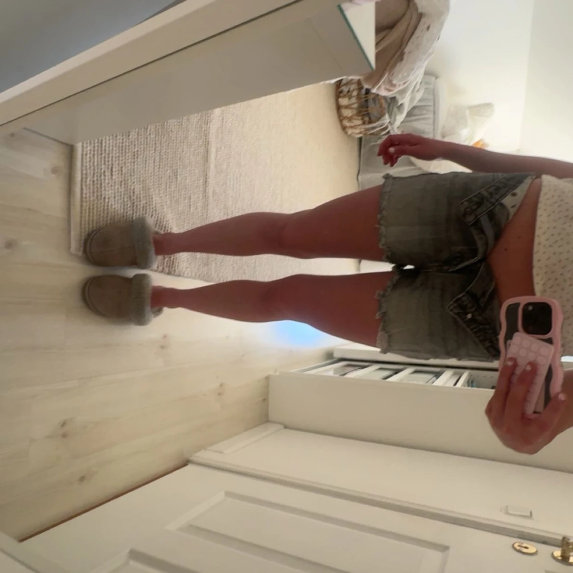 Grå jeansshorts med fransig kant - 1