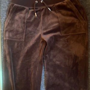 Bruna mjukisbyxor i velour med fickor - Sköna och fina, de kostade runt 1200kr, och är använda ca 4-5 gånger