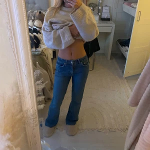 Blå bootcut jeans - Super fina midwaist jeans från Gina🤍 Skriv för fler bilder🥰