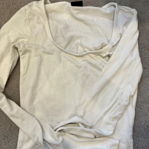 Vit långärmad topp från Gina Tricot - Säljer en enkel och stilren vit långärmad topp från Gina Tricot i storlek XXS. Toppen har en rundad halsringning.