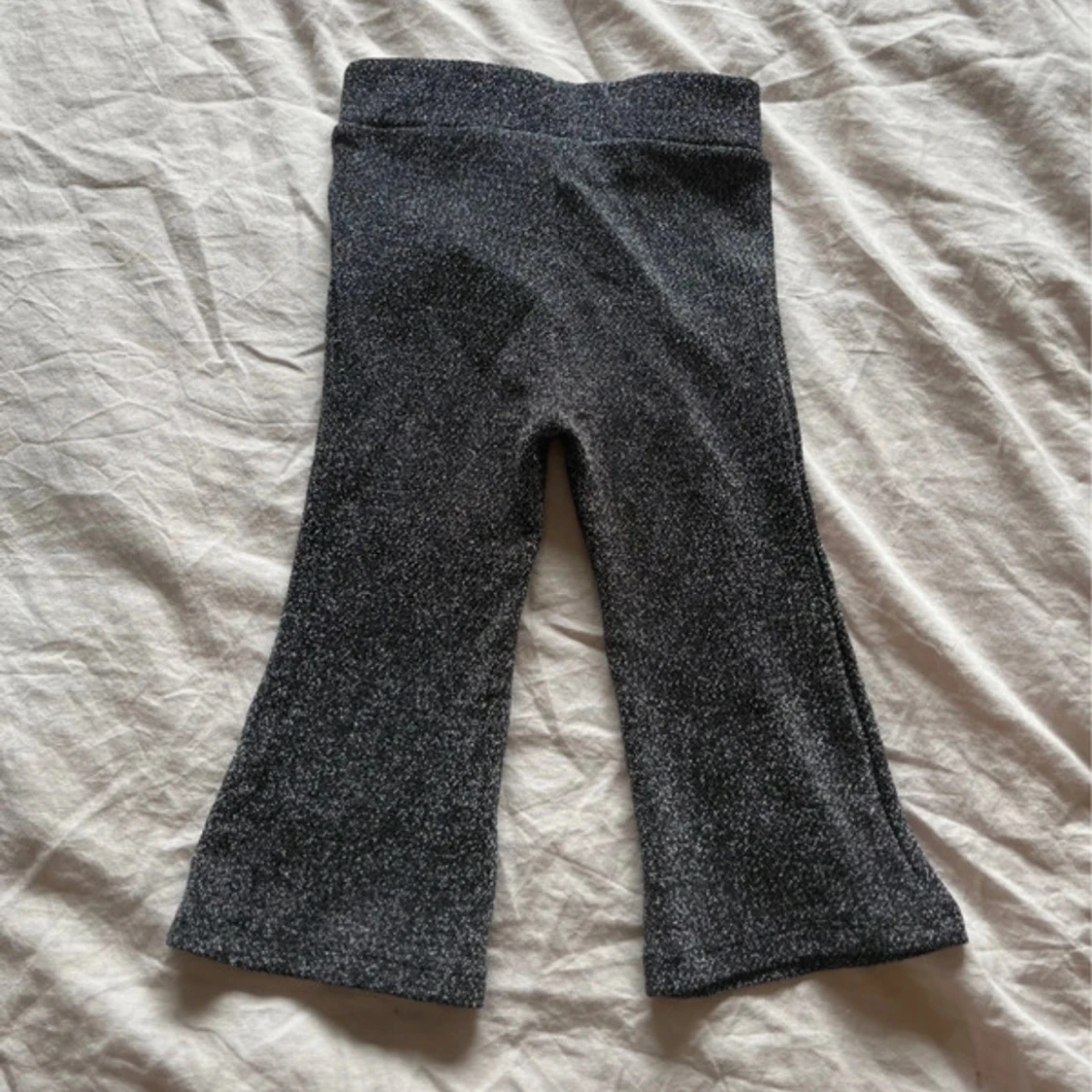 Barnkläder - Utsvängda byxor & Mössa!  - 1