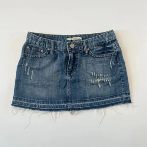 Fin jeanskjol - Säljer denna superfina jeanskjol i toppskick! Midjemått 38cm, längd mätt framifrån 30cm, längd mätt bakifrån 33cm. Det står 29 på lappen, men skulle uppskatta kjolen till en storlek S