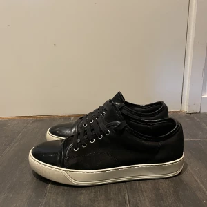 Lanvin Sneakers - Lanvin Cap-toe Sneaker - Storlek 45  - Skorna är i fint skick men tecken på användning finns (bara skorna) - pris 2199kr - Vid frågor eller funderingar är det bara att skriva!