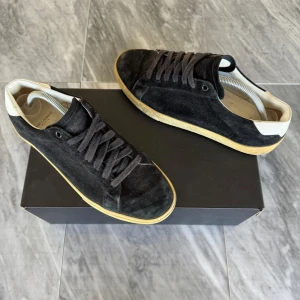 Saint Laurent skor - Saint Laurent skor  -  Skick: Ny skick  -  Nypris: 6000kr  -  Ingår: Saint Laurent dustbag  -  Hör av dig vid minsta fråga☺️(pris går att diskutera vid snabb affär)