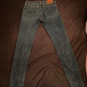 Levis 511 blå jeans - Säljer ett par klassiska blå Levis 511 jeans med normal passform och raka ben. Jeansen har fem fickor, dragkedja och knapp i midjan. Perfekta till vardags och passar till det mesta. BRA SKICK OCH SNABB LEVERANS. Dm vid funderingar. Passar både män och kvinnor men storlek för yngre
