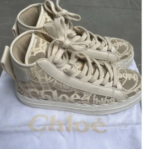 Beige sneakers med spets från Chloé - Säljer ett par så snygga sneakers från Chloé som tyvärr inte kommer till användning💞💞