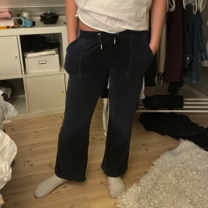 Mörkblå juicy couture äkta  - Mörkblå juicy couture äkta. De är använda ca en eller två gånger och inga skador alls. Sköna och perfekta för en avslappnad stil. Pris kan diskuteras.