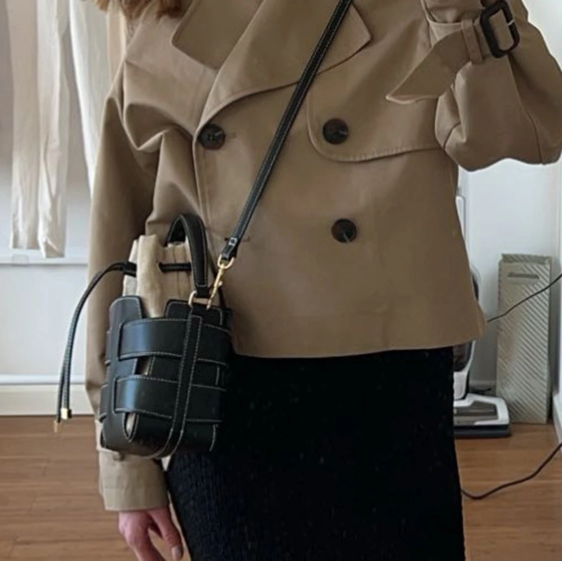 Svart och beige axelväska med spännande design - 1