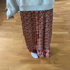 Långkjol - Säljer denna söta långkjol från Vera Moda🥰💖❤️ storlek M men passar S 