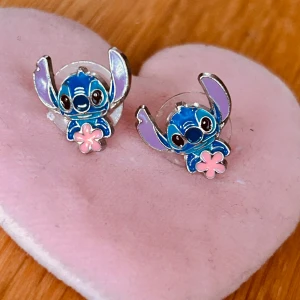 Söta örhängen med Stitch-motiv! - Söta örhängen med Stitch-motiv. Mått: 1,5 x 1 cm. Oanvända.