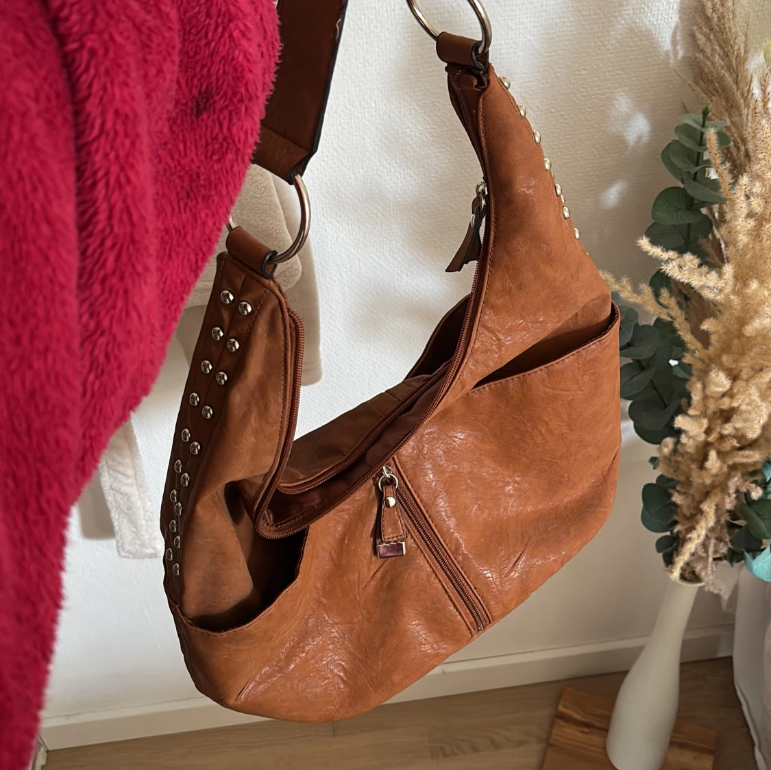 Brun axelväska med nitar - 1