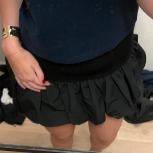 Svart volangkjol  - Supersöt svart minikjol som är volangig och puffig nertil. Upptil har den som en bred resor, snygg att ha till en lite längre tröja 🥰 aldrig använd och prislapp är kvar