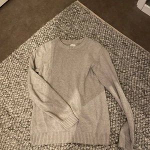 Ljusgrå stickad tröja från Dobber - Säljer en stilren ljusgrå stickad tröja från Dobber. Tröjan har rund halsringning, långa ärmar och ribbade muddar vid ärmslut och nederkant. Perfekt för lager-på-lager och enkel att matcha med olika outfits. Nypris 600kr, Kragen har blivit lite större därav priset!