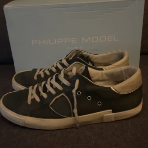 Philippe Models, olive green - Säljer ett par phillippe Models. 7/10 skick. Nypris cirka 3500 kr. Pris kan diskuteras vid snabbaffär. Skolådan medkommer.