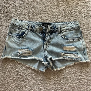 Lågmidjade jeansshorts - Snygga ljusblå jeansshorts från MOHITO. Mått finns på bilder. Storlek 34