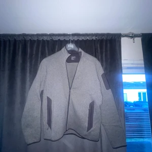 Arc terryx fleece - Hej, säljer nu min arc terryx fleece eftersom den ej passar mig längre! Condition är: 9/10 använd ett fåtal gånger, nypris närmare 2000kr Hör av dig om du har några frågor!