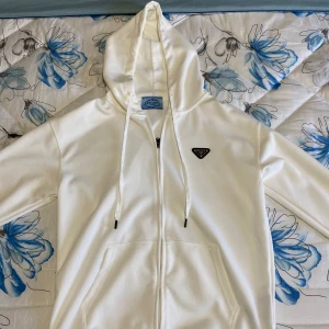 Prada full zip - Säljer nu denna Prada full zip tröjan. Riktigt bra kvalitet på tröjan.