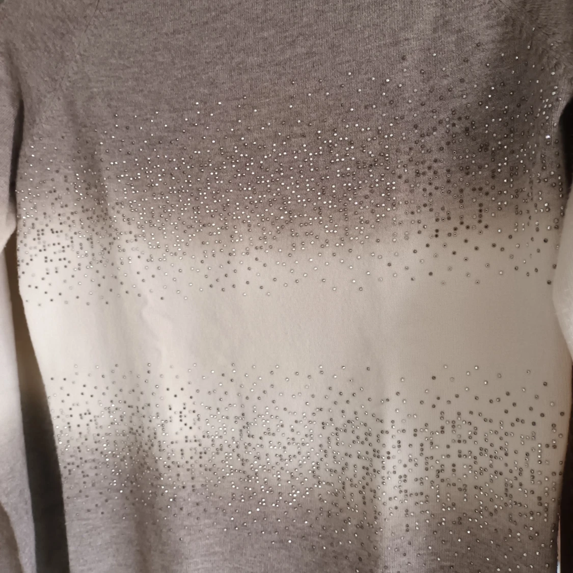 Beigemelerad tröja med strass från Minority - 3