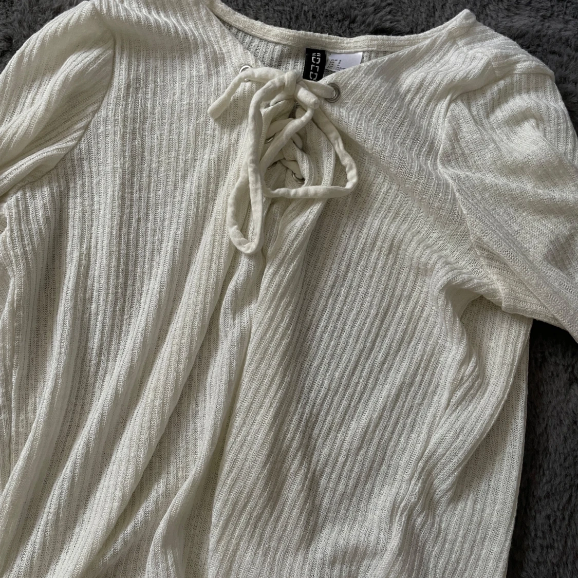 Vit ribbad tröja med snörning från H&M - 1