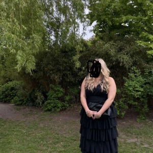 Svart volangklänning  - Populär klänning från bubbelroom. Bara använd en gång. Jättefin till balen eller till ett bröllop. 