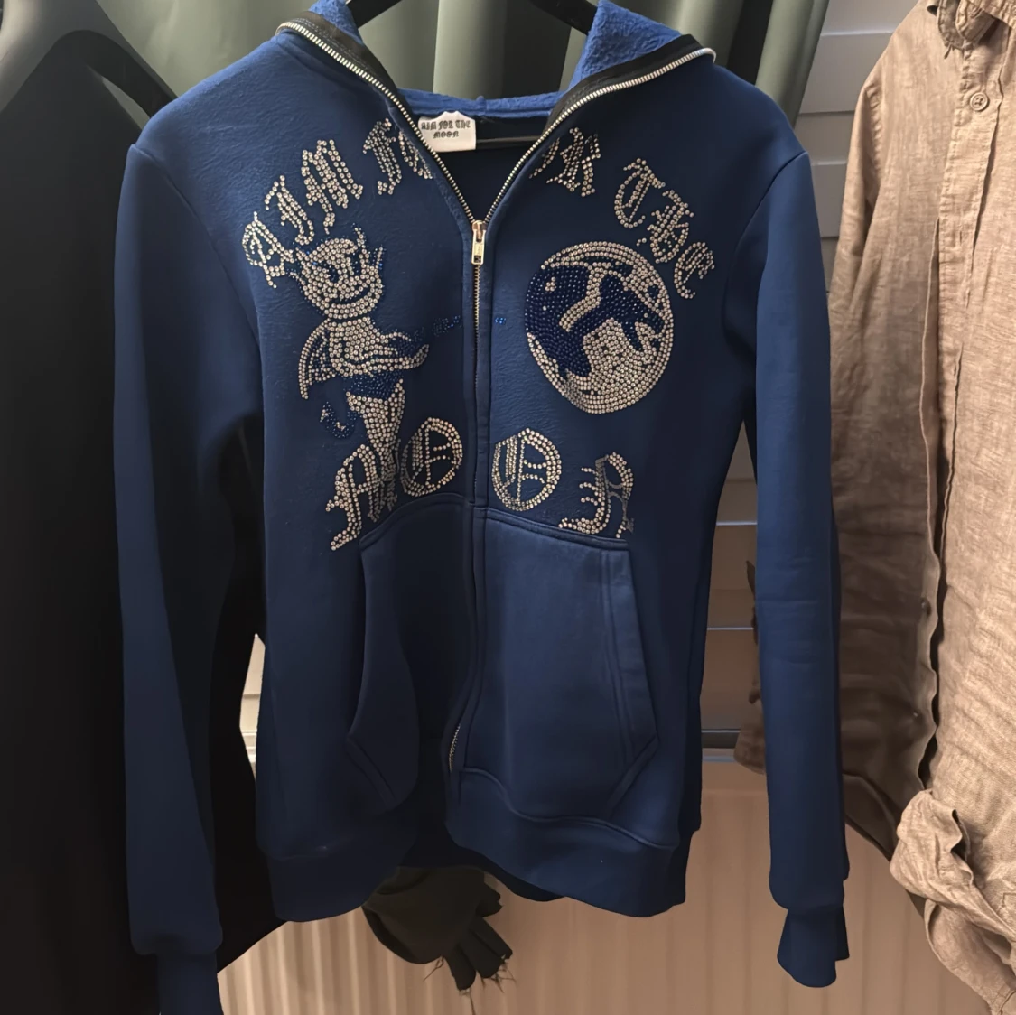 Blå hoodie med strassdetaljer och dragkedja