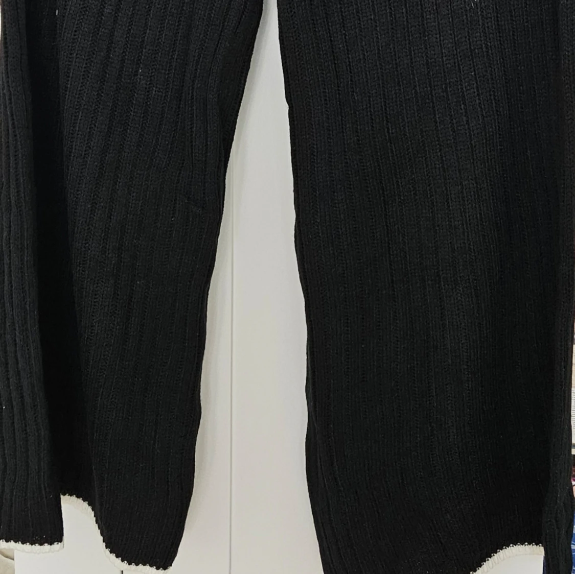 Svart ribbad stickad tröja med vita detaljer - 2