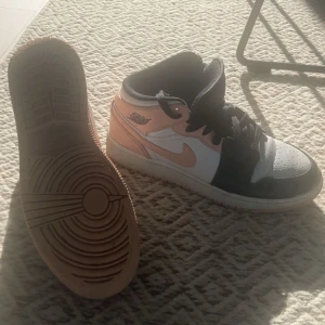 Jordan 1  - Skorna är i bra skick och har tecken på användning som ni ser på bilderna. Dem är köpte för 2300 i Stockholm, säljer för 999.  Öre Finns ingen box eller kvitto har bild med boxen bredvid när dem köptes men den är dessvärre slängd därav längre pris.