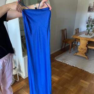 Blå klänning från Meshki - Jättefin blå balklänning från Meshki 💙Klänningen har en öppen fin rygg och är i satin. Klänningen är använd 1 gång 