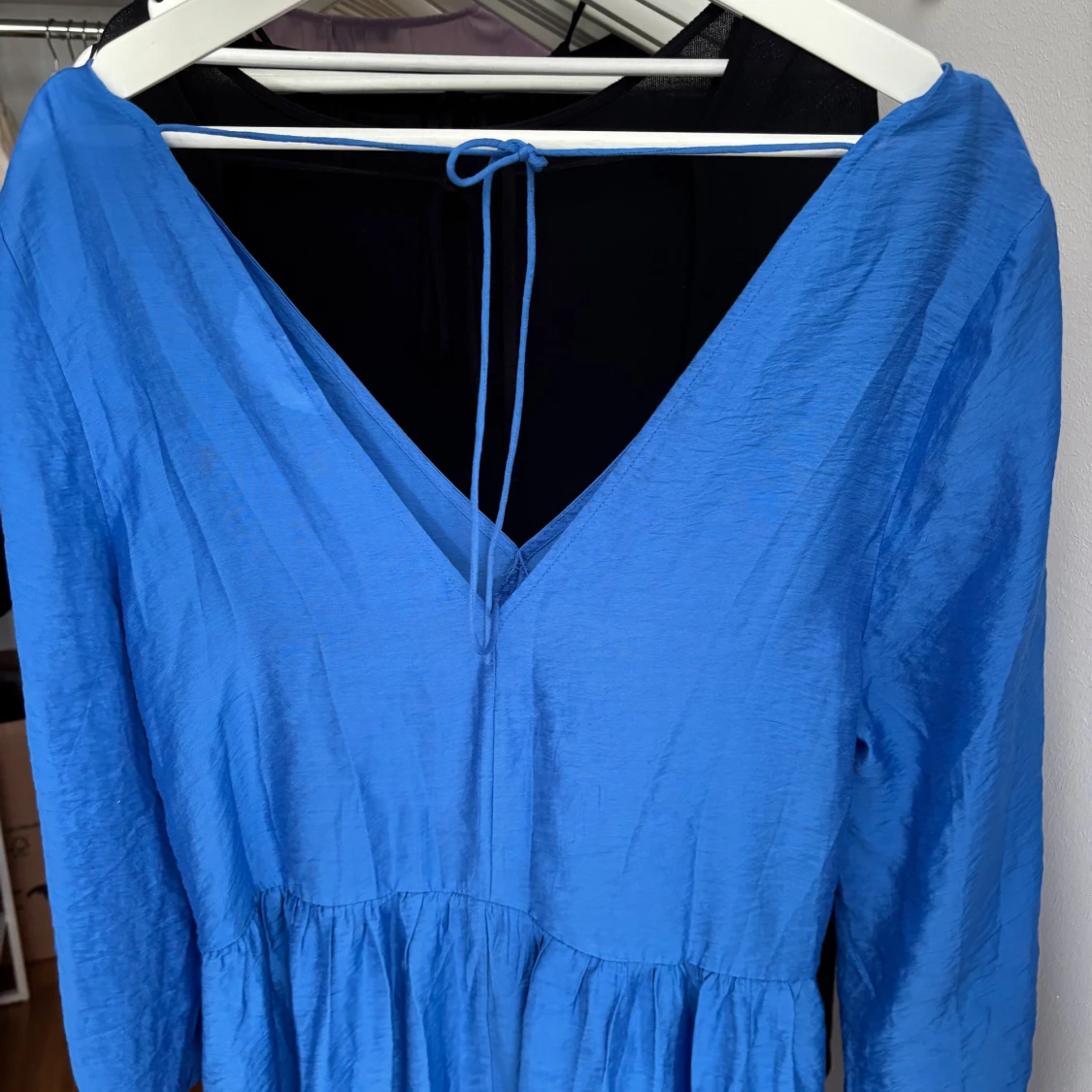 Blå omlottklänning med v-ringning - 1