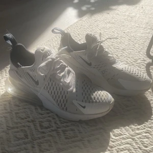 Nike Air Max 270 vita sneakers - Dem har tecken på användning då dem är mindre smutsiga och sulan är smutsig men inga hål. Skulle tro att tvätta dem gör stor skillnad. Men dem är absolut i ett användbart skick. Dem är köpta för: 1845kr på Zalando säljer för 349, priset går att diskutera.