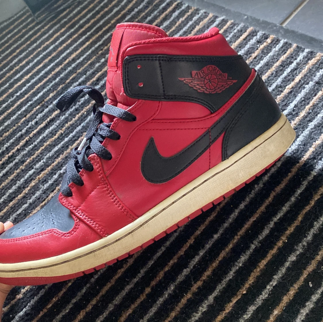 Nike Air Jordan 1 High röd och svart - 1