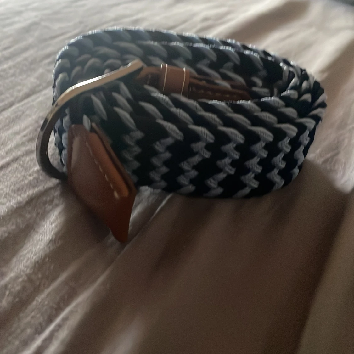  flätat bälte med läderdetaljer - 1