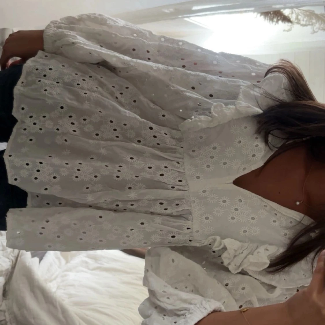 Vit blus med broderade detaljer - 2